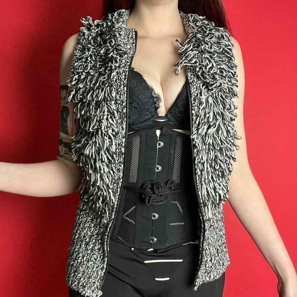 Grey fuzzy / shag zip up vest 🤍🖤